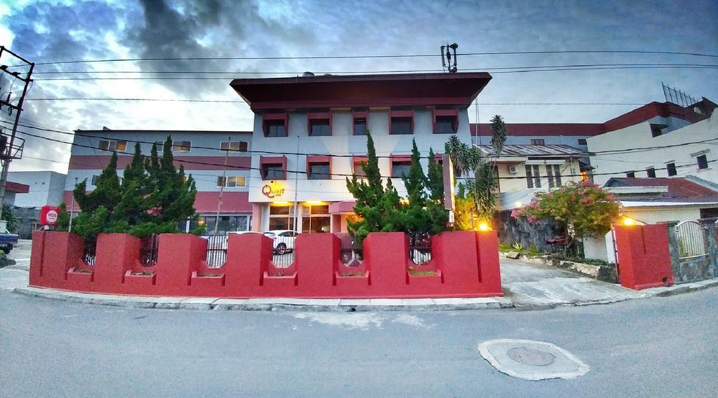 Quint Hotel Manado Esterno foto