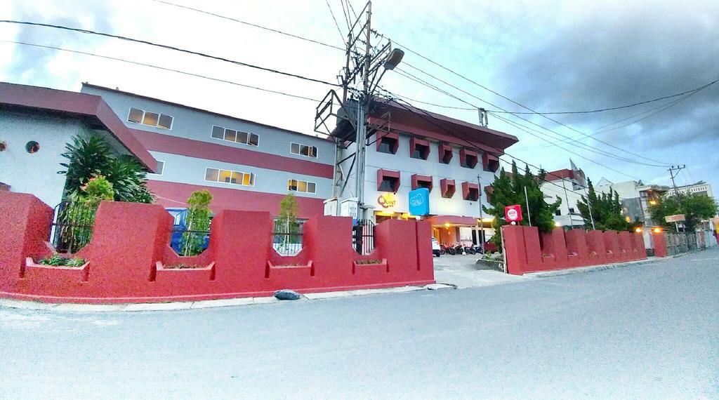 Quint Hotel Manado Esterno foto