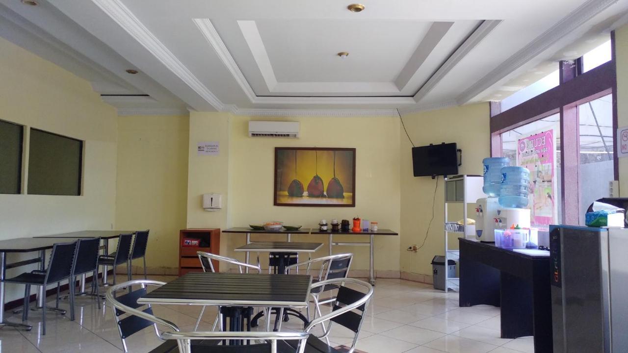 Quint Hotel Manado Esterno foto